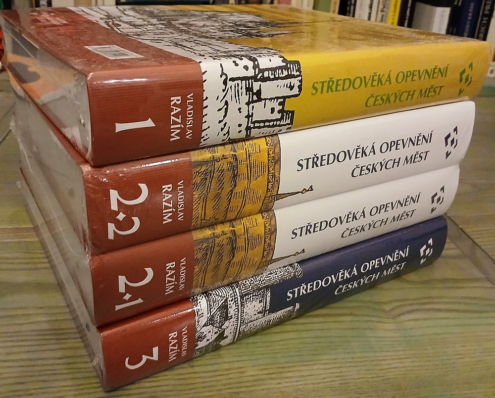 Prodám komplet Středověká opevnění českých měst, čtyři sv.