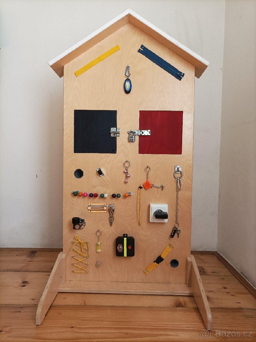 Aktivity board - hrací domeček