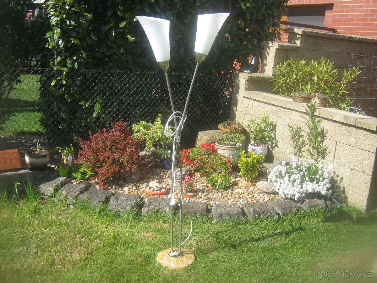 Prodám kompletní designově nadčasovou podlahovou RETRO lampu