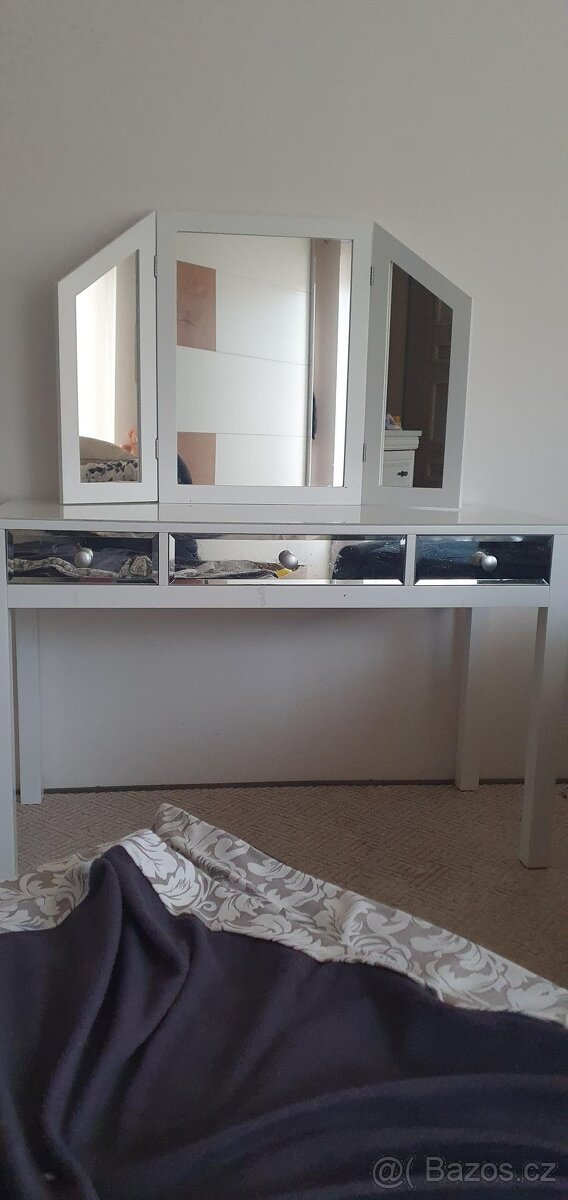 Velká bílá toaletka