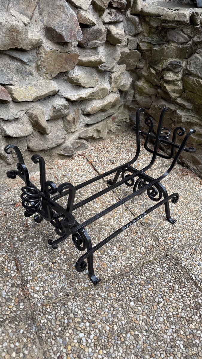 Kovaný stojan na dřevo