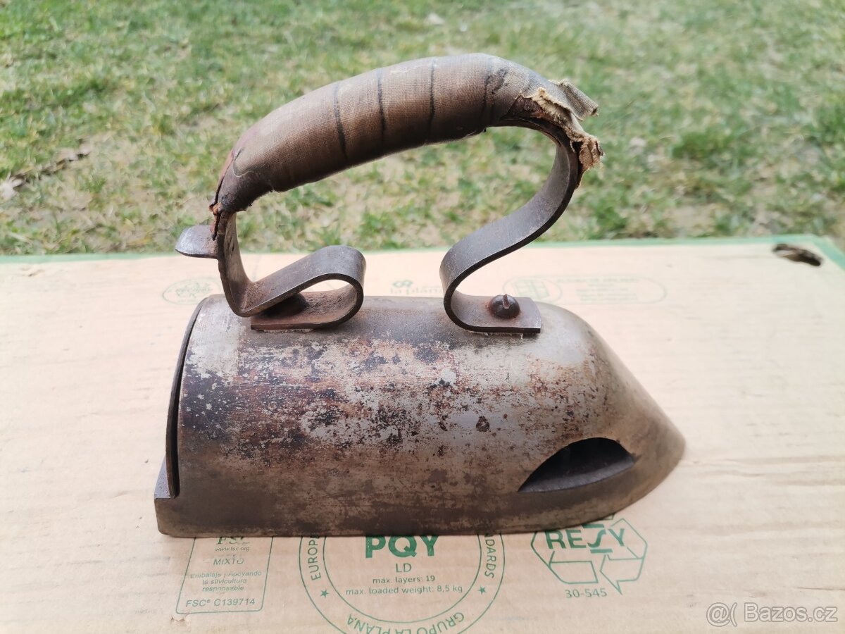 Starožitná žehlička