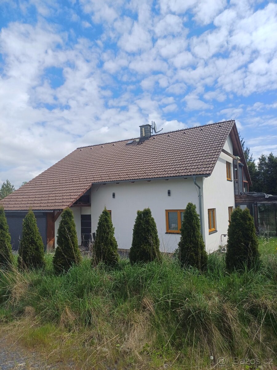 Rodinný dům 230m2, garáž, výřivka, krytý bazén, pára