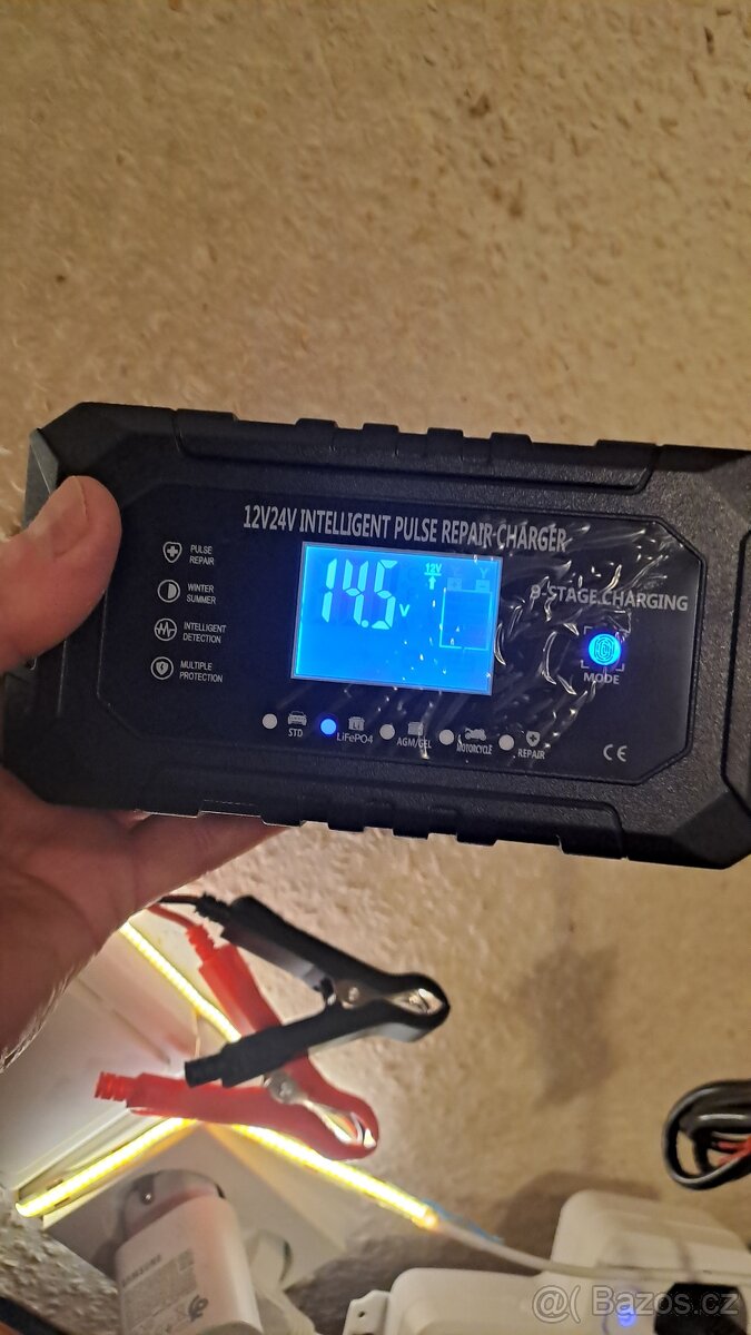 9-ti stupnová inteligentní pulzní nabíječka 12V/15A-24V8A.