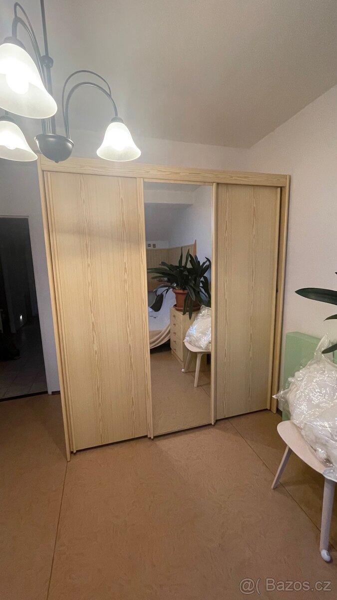 Skříň s posuvnými dveřmi