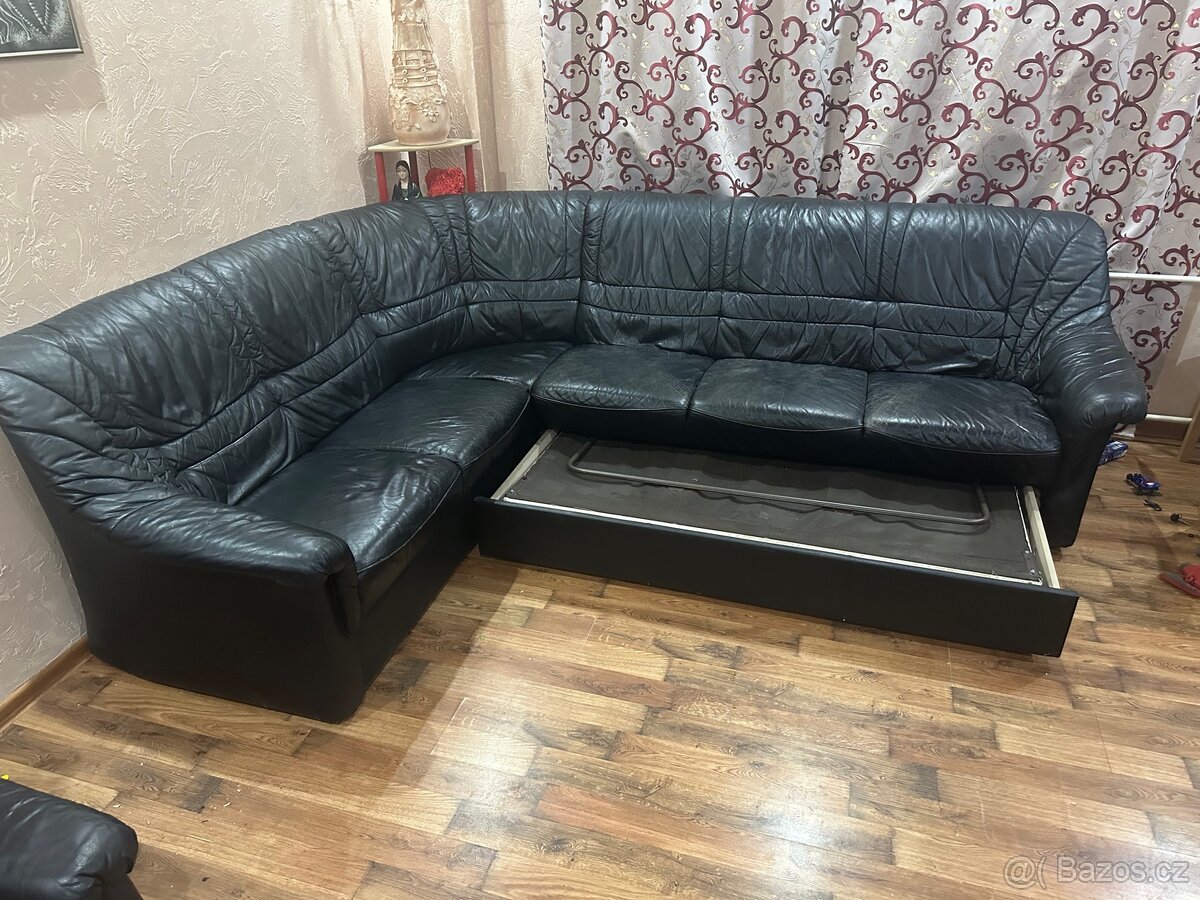 Rohový rozkládací kožený gauč