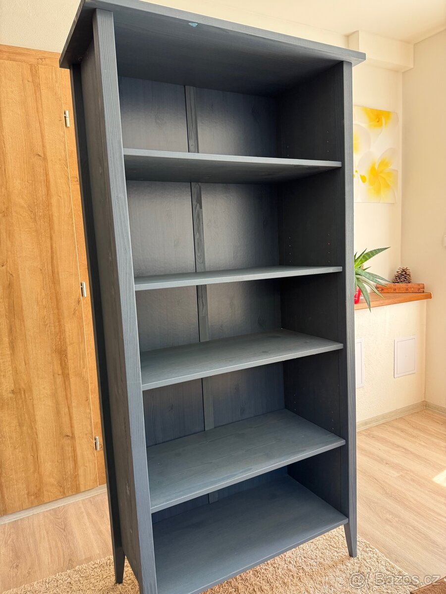 Ikea knihovna regál