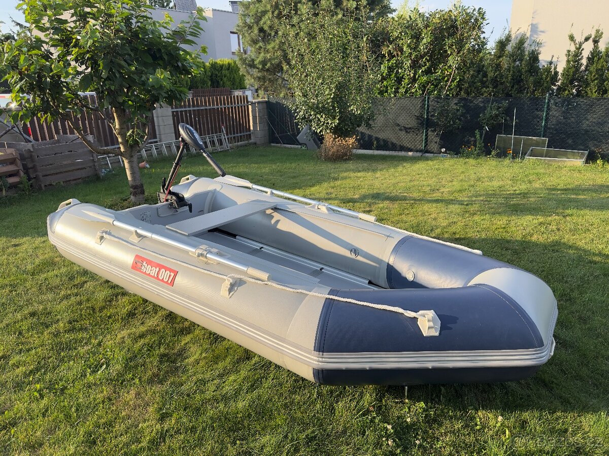 Člun M320 + plné příslušenství (elektromotor, baterie,...)