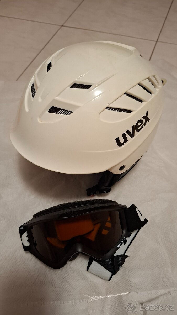 Lyžařská helma / přilba UVEX