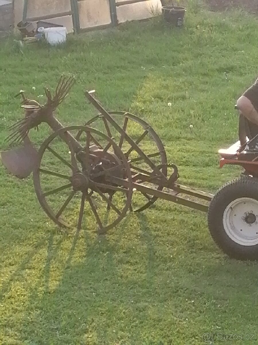 Čert, rozmetac, pluh, oracka na brambory za malý traktor