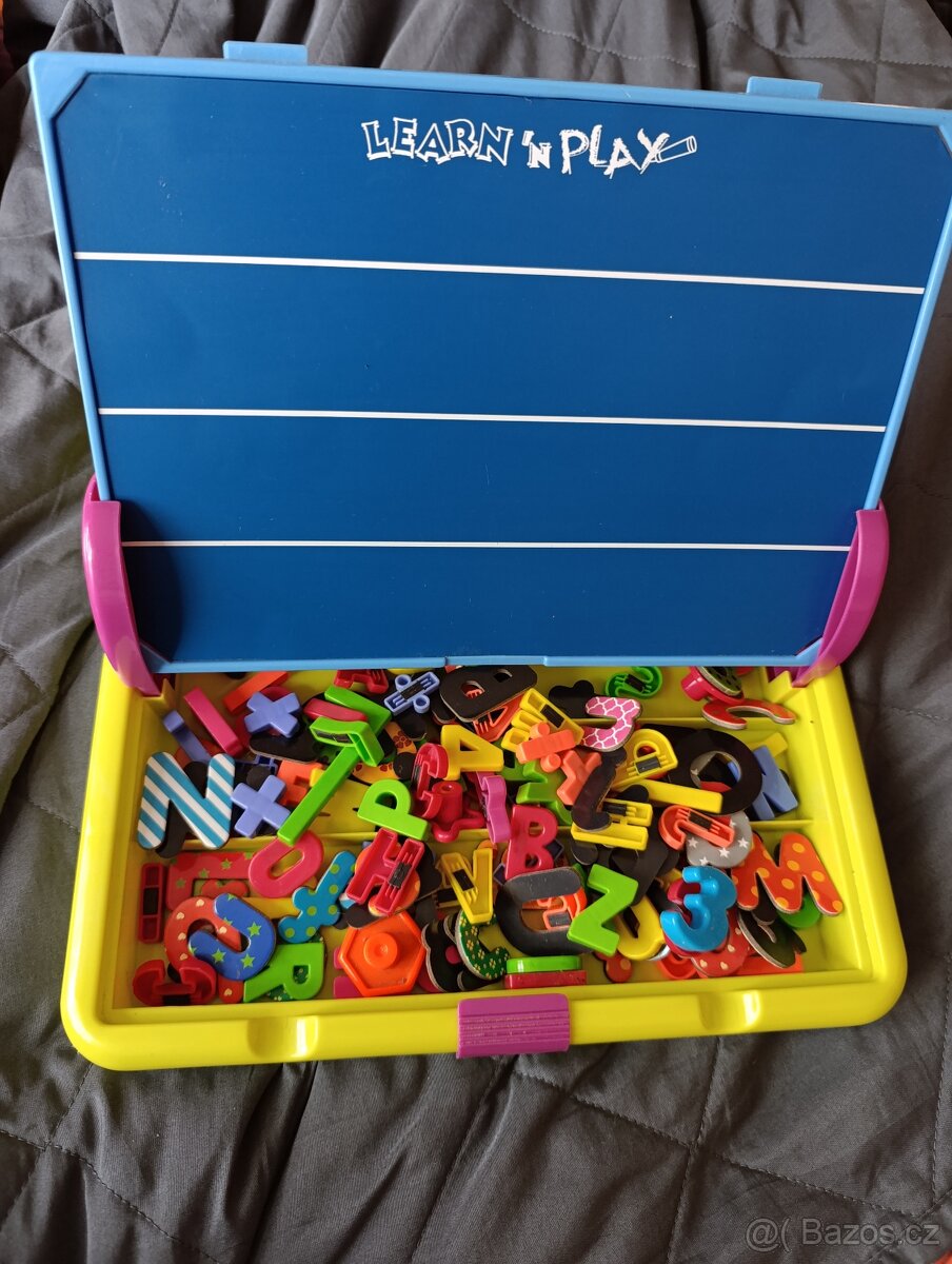 Plastová magnetická tabule s písmeny a čísly Learn&Play