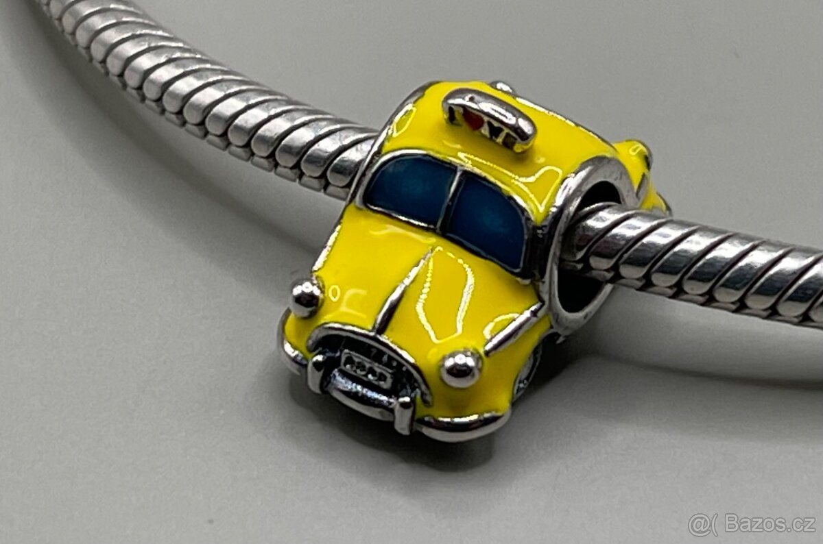 Stříbrné autíčko taxi