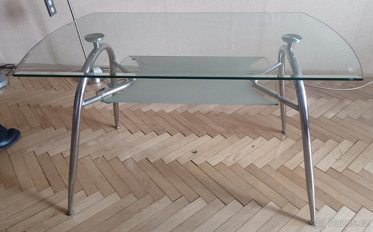 Stylový designový stůl z kovu a skla