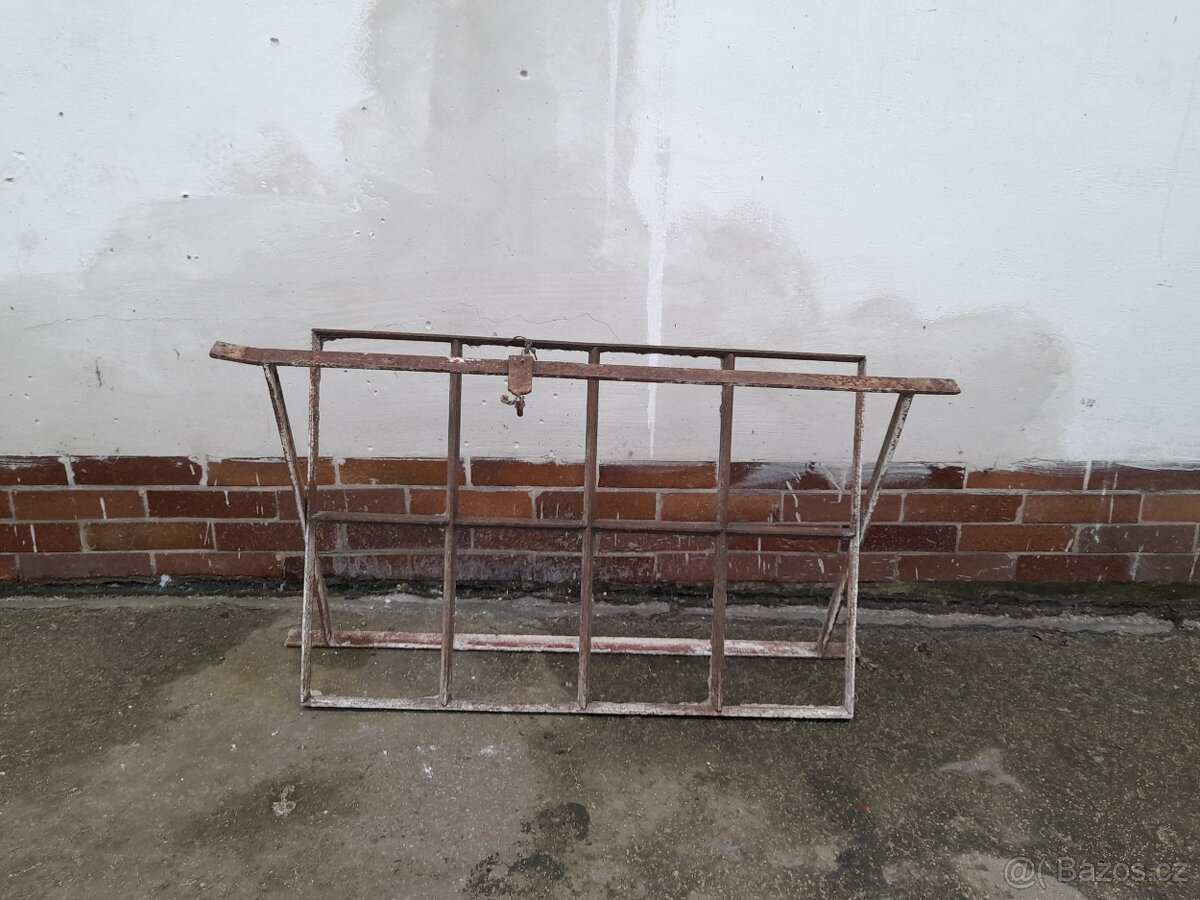 Prodám staré, železné, vyklápěcí okno