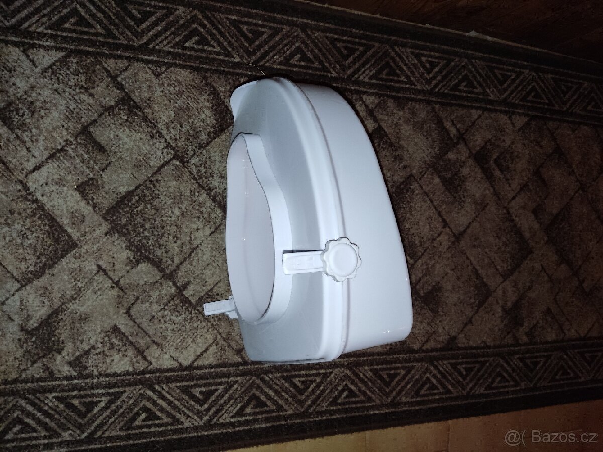 PODSEDÁK NA ZÁCHOD