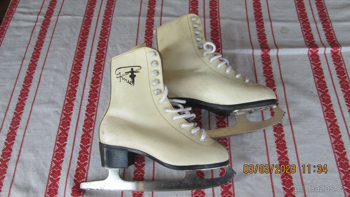 Dívčí lední brusle