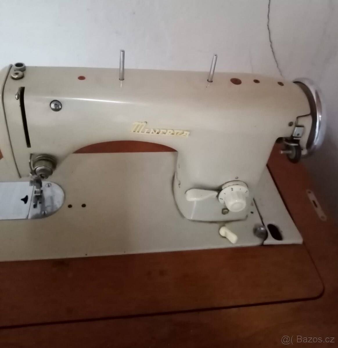 Prodám šicí stroj zn.: "MINERVA"