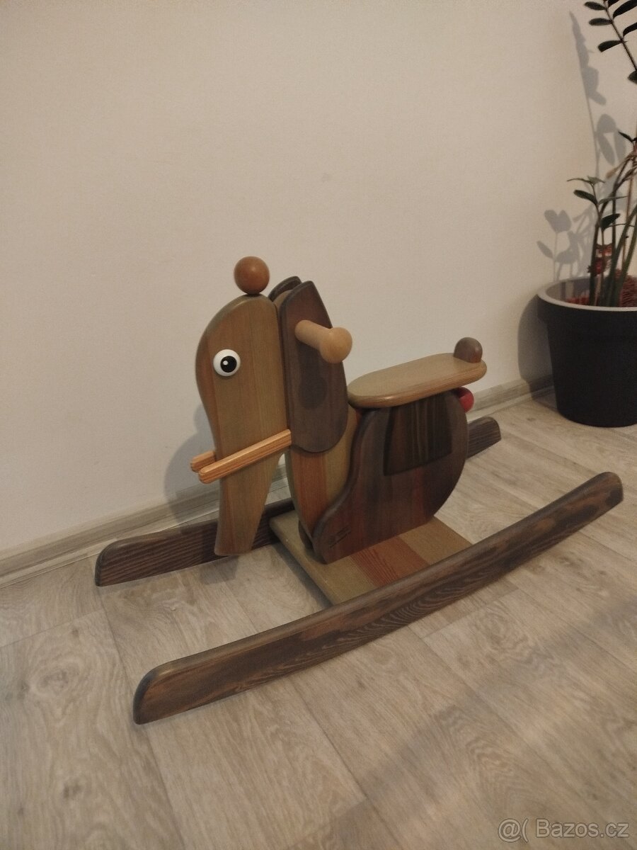 Dřevěný houpací slon
