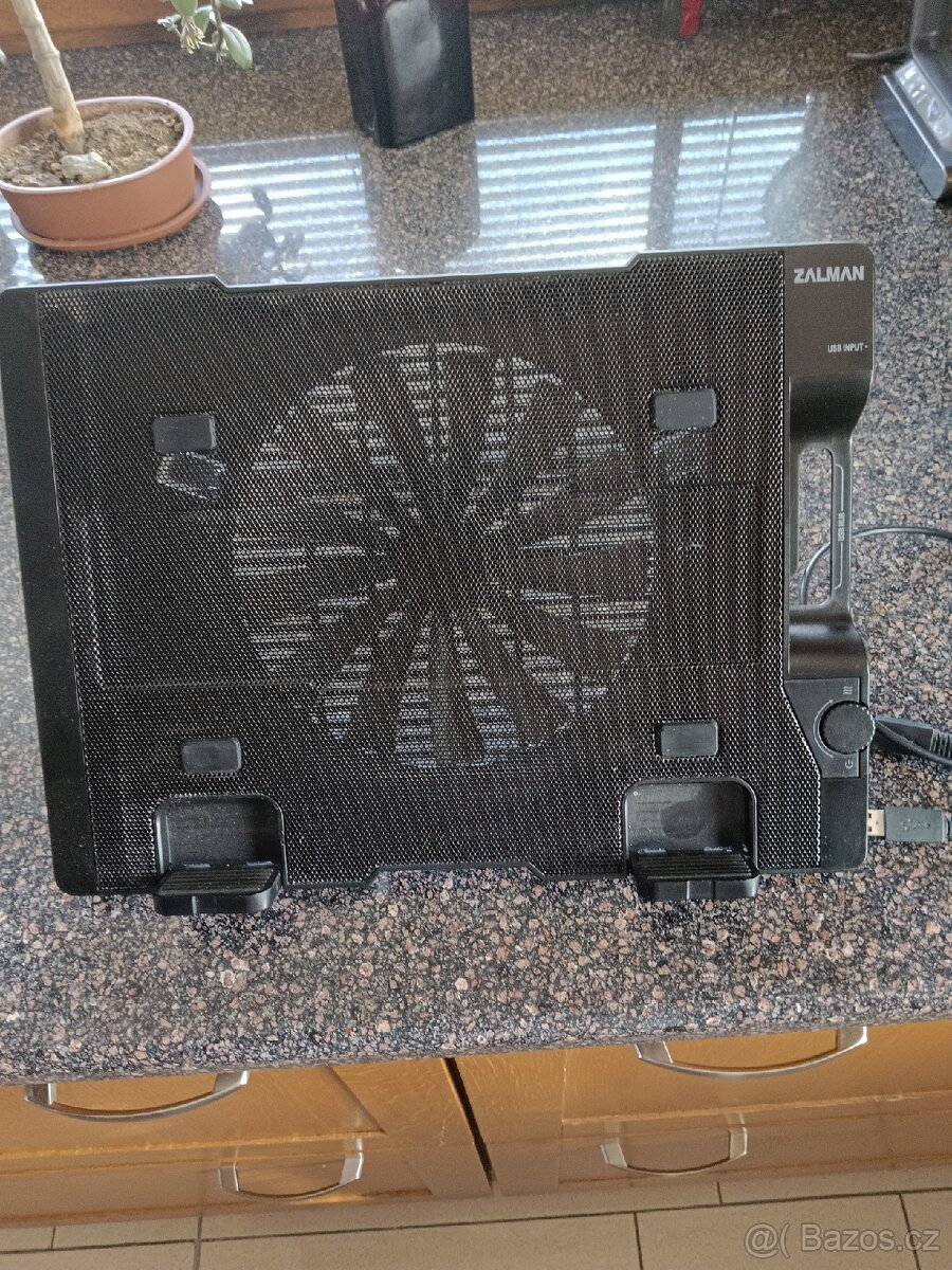 Chladič na notebook