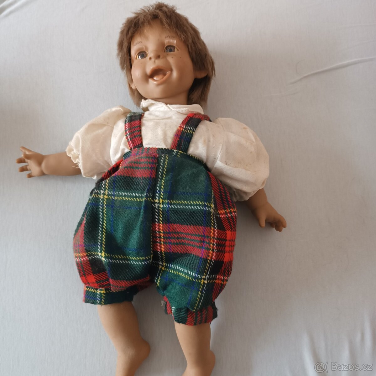 Šklebící chlapeček s porcelánovou hlavou