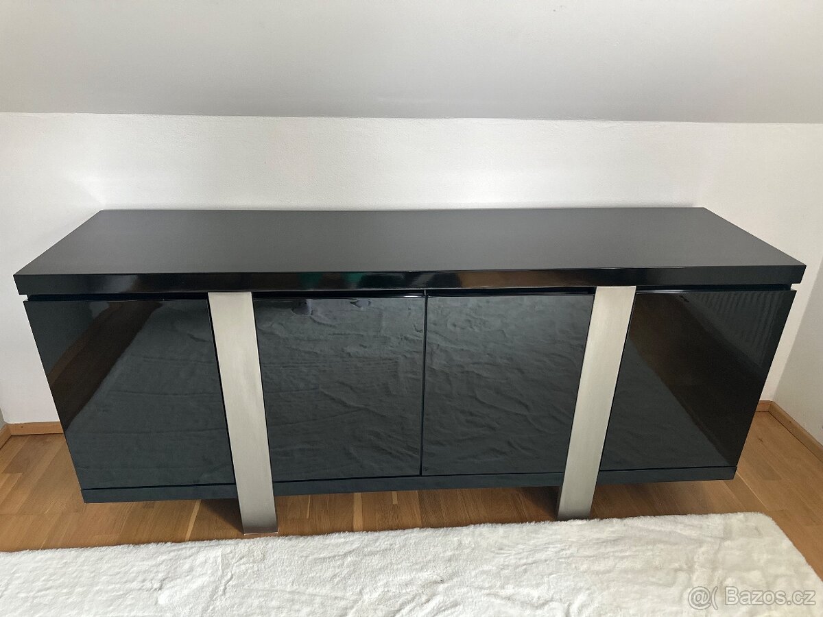 Moderní černá lesklá komoda – jako nová, 190 × 50 × 85 cm