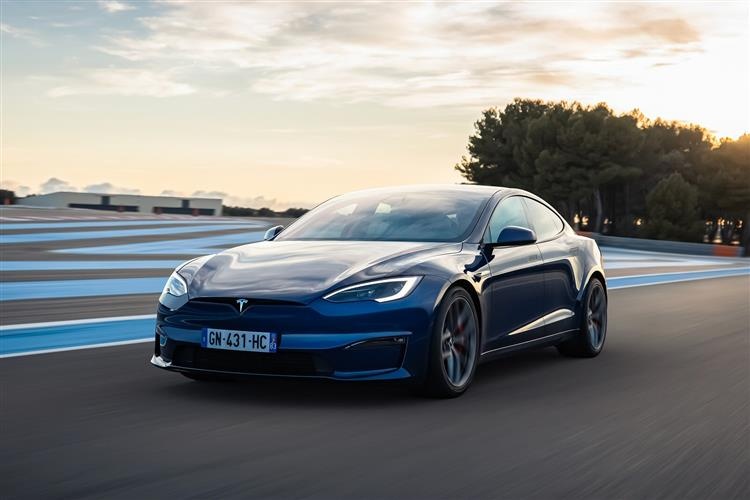 Řidič Bolt Uber Tesla model S - tankování zdarma