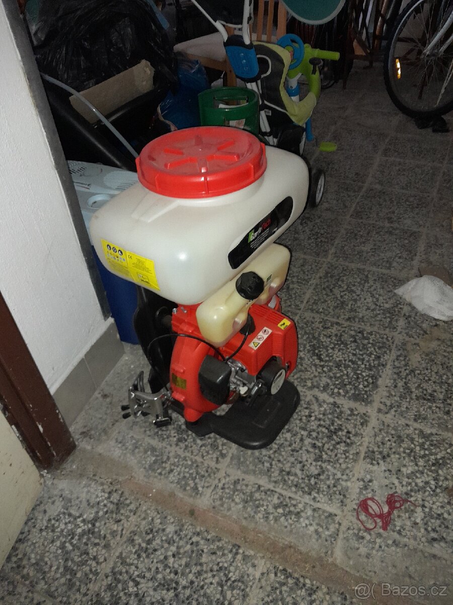 Prodám benzínový postřikovač.