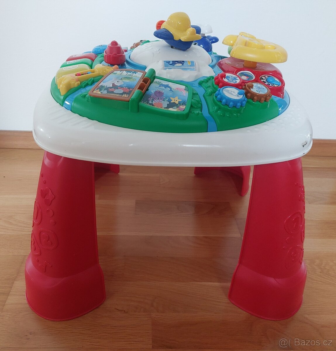 Prodám mluvící a hrající interaktivní stoleček.
