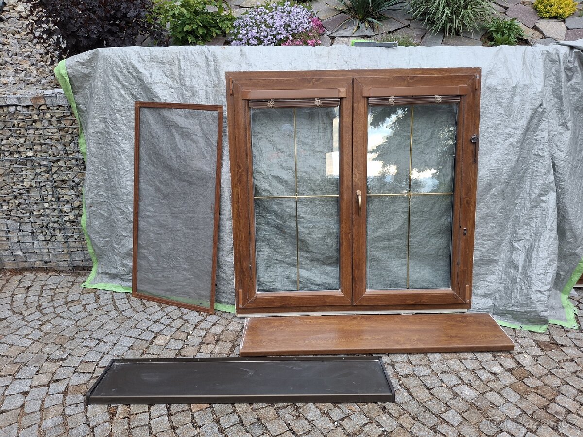 Okno 142x143 síť, žaluzie a parapety