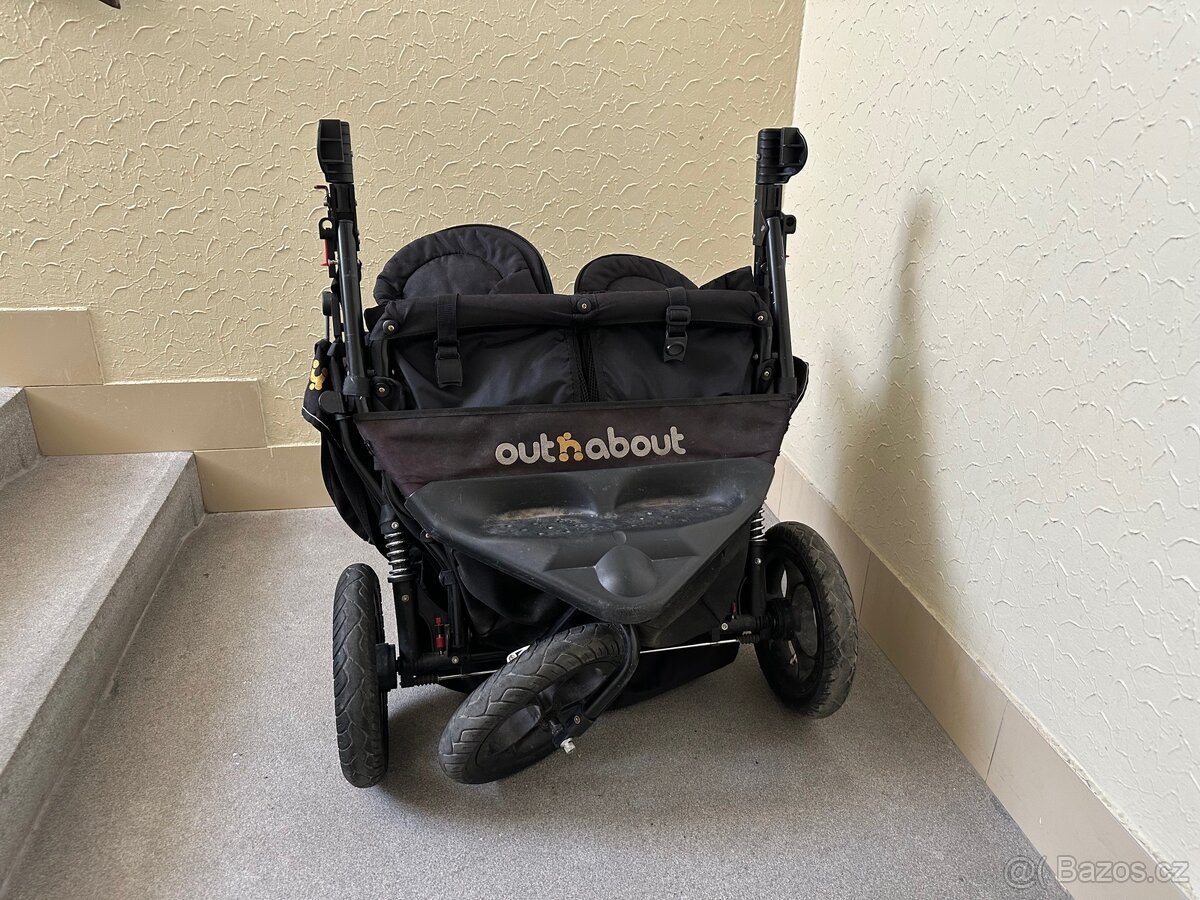 Out n About Double Nipper Raven - dvojity kocarek