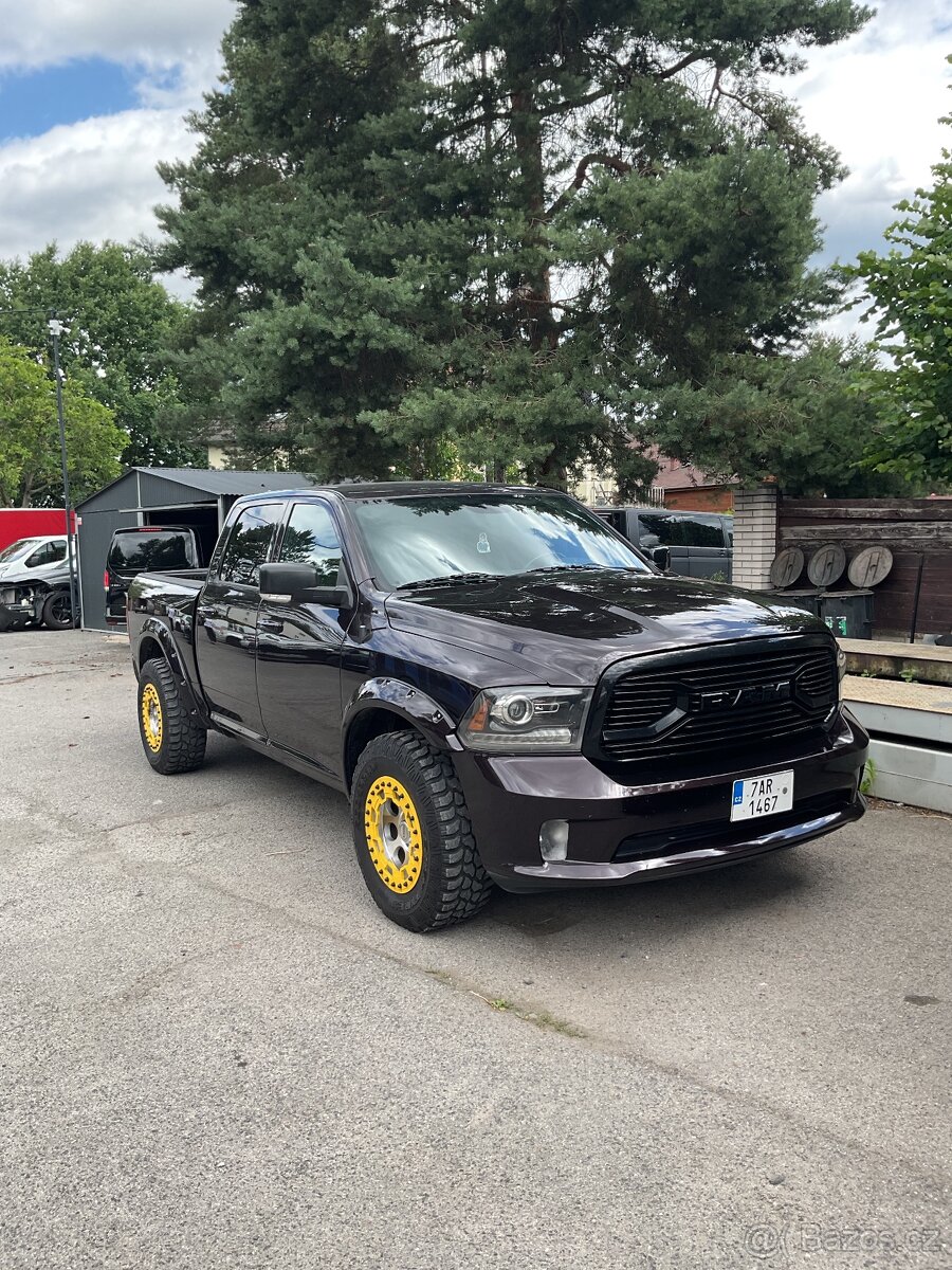 DODGE RAM 1500 5,7 HEMI SPORT