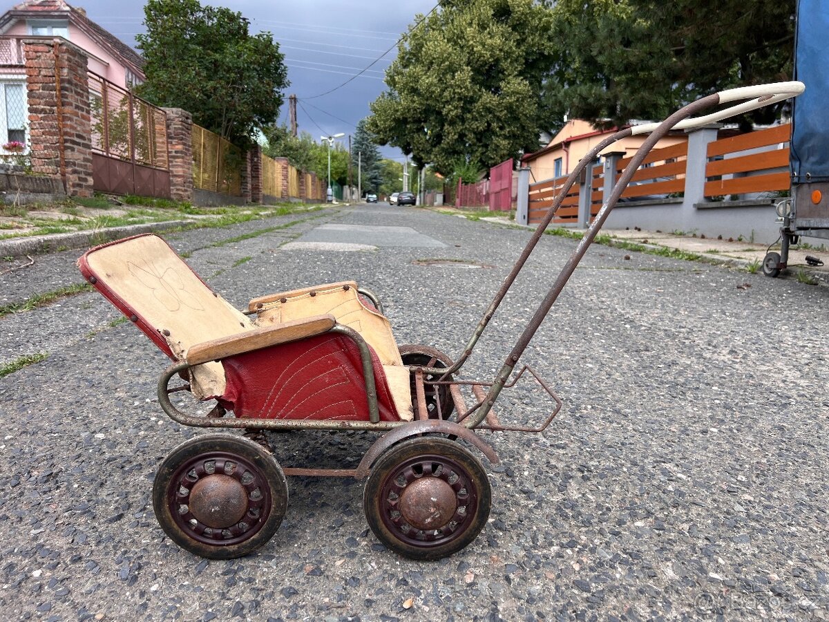 Kočárek pro panenky