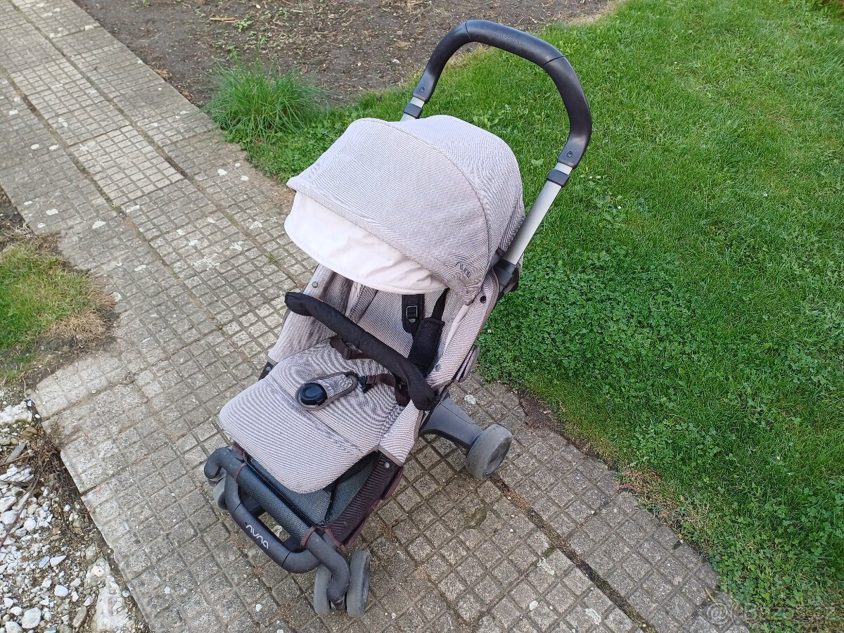 NUNA golfový kočárek