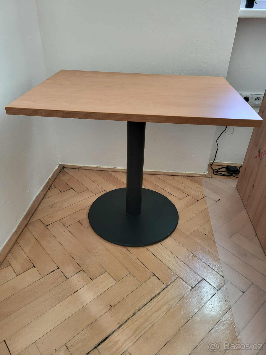 Barový čtvercový stůl s jednou nohou