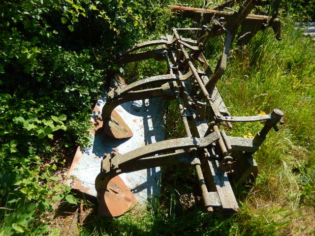 Proorávačka brambor na 3 brázdy, nesená, funkční, viz. foto.