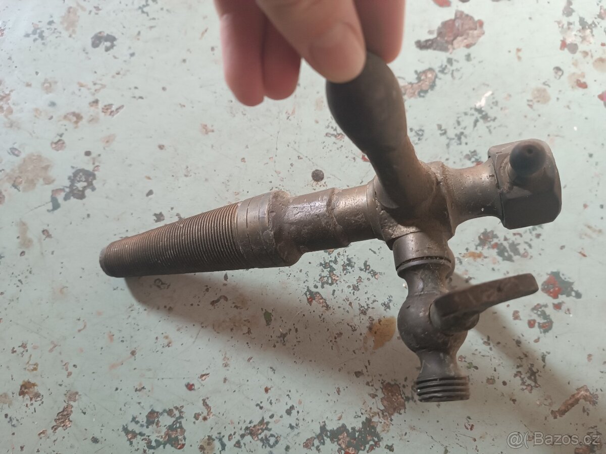 Stará mosazná pípa na dřevo