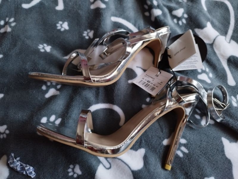 Prodám nové společenské dámské stříbrné střevíčky v.38