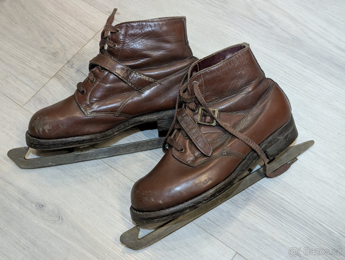 Starožitné dětské brusle