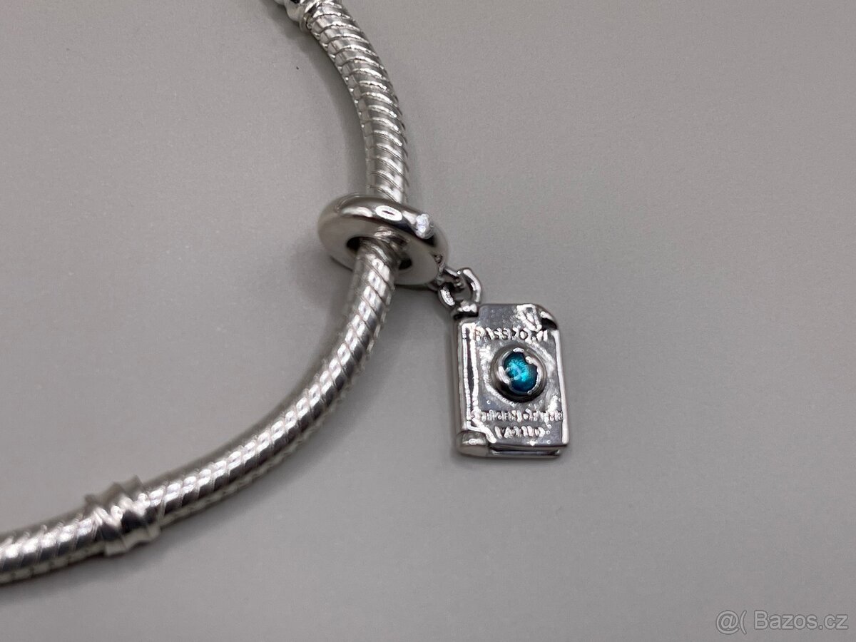 Stříbrný přívěsek č. 11 - cestovní pas