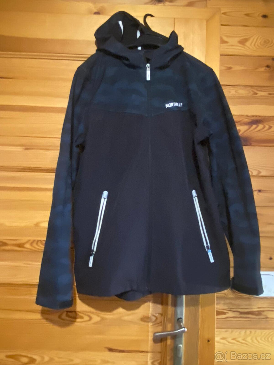 ZNAČKOVÁ SPORTOVNÍ SOFTSHELLOVA BUNDA