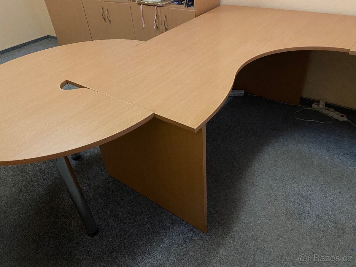 Kancelářské stoly a skříně