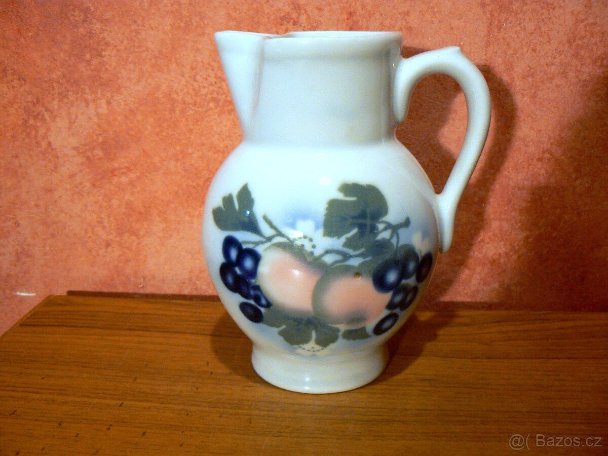 starý džbán-jablko-hrozno