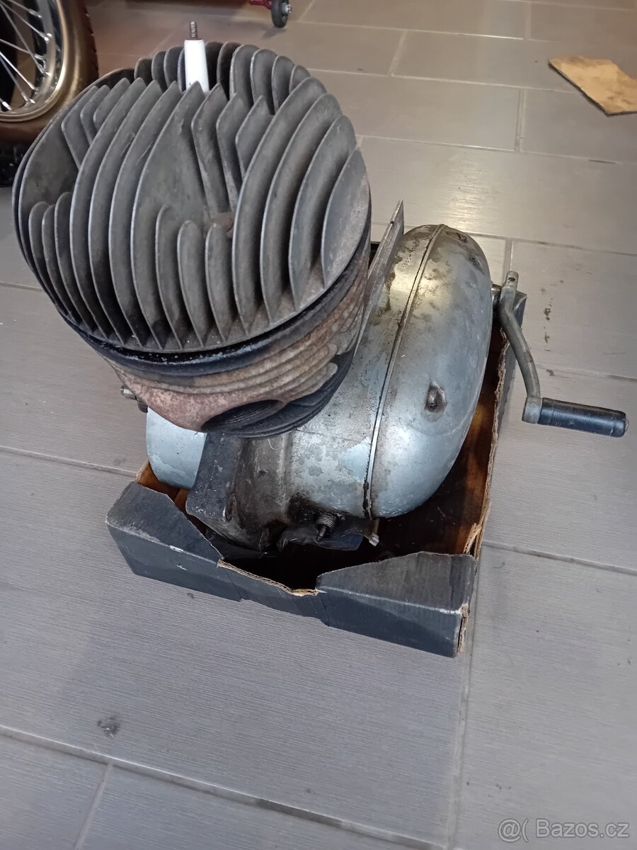 Jawa 250 panelka motor