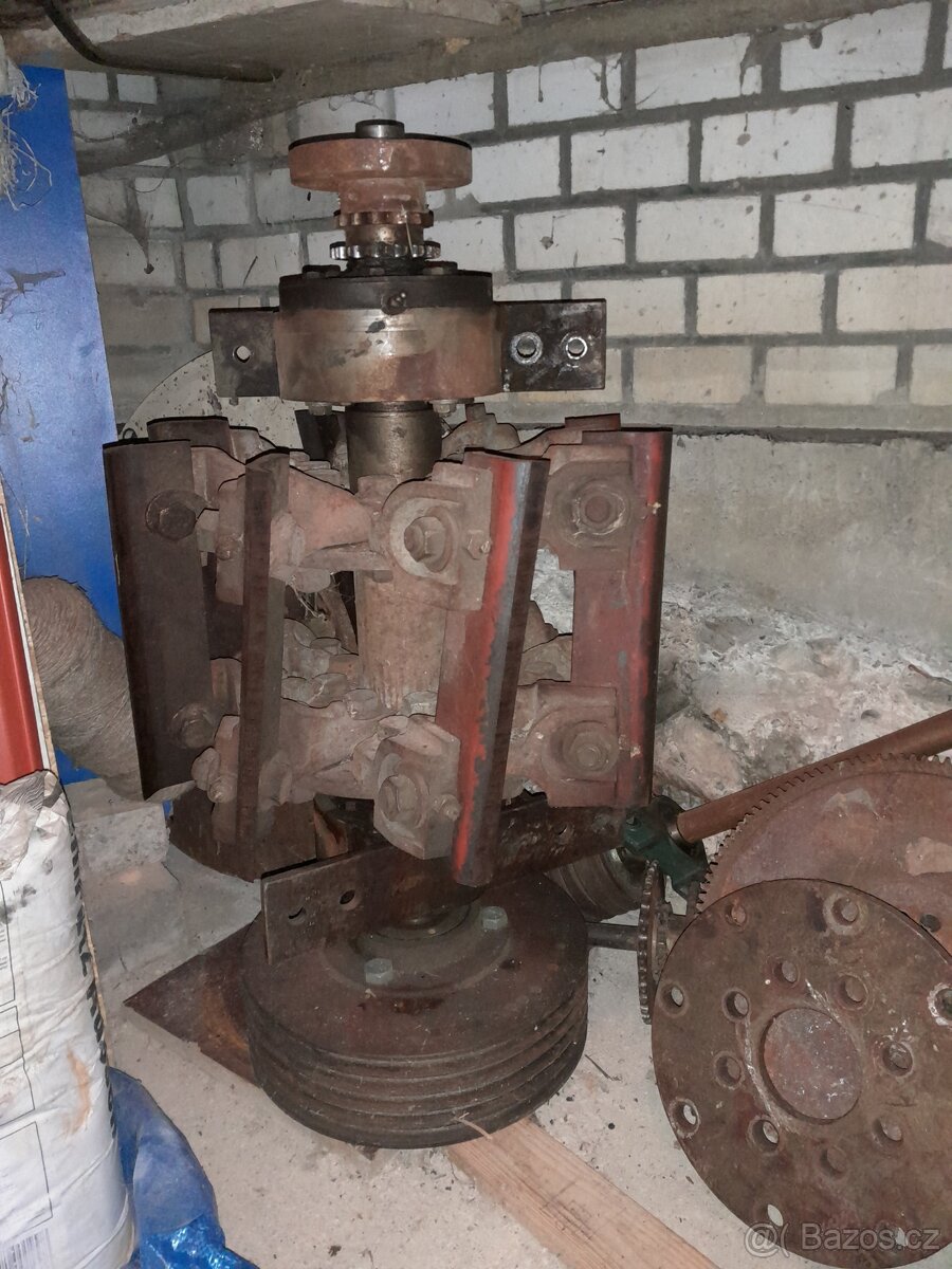 Řezací hlava z řezačky toron, štěpkovač, drtič