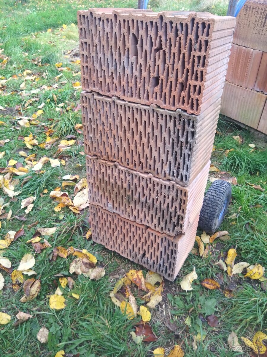 Cihly, zbytek ze stavby