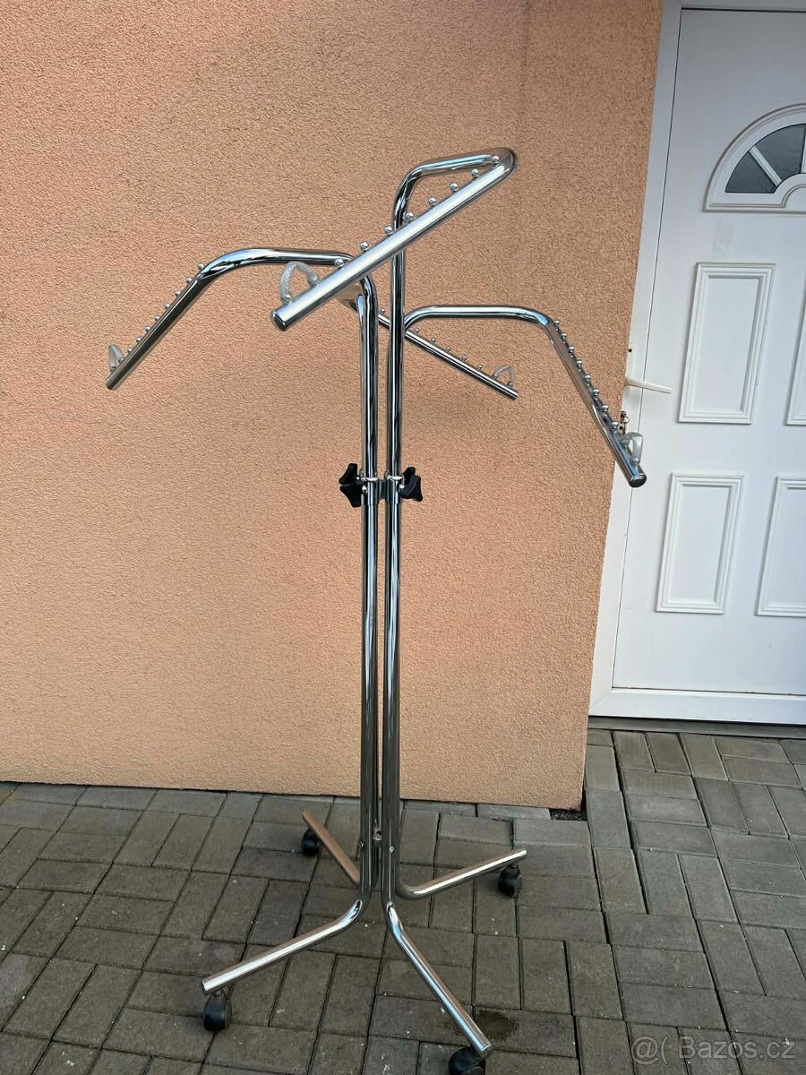 Čtyřramenný stojan na textil do obchodu