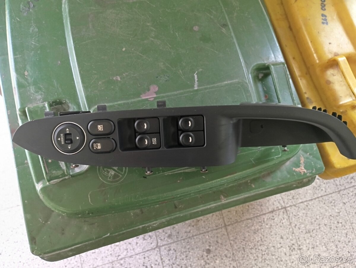 Hyundai I30 ovládac´el. panel dveří
