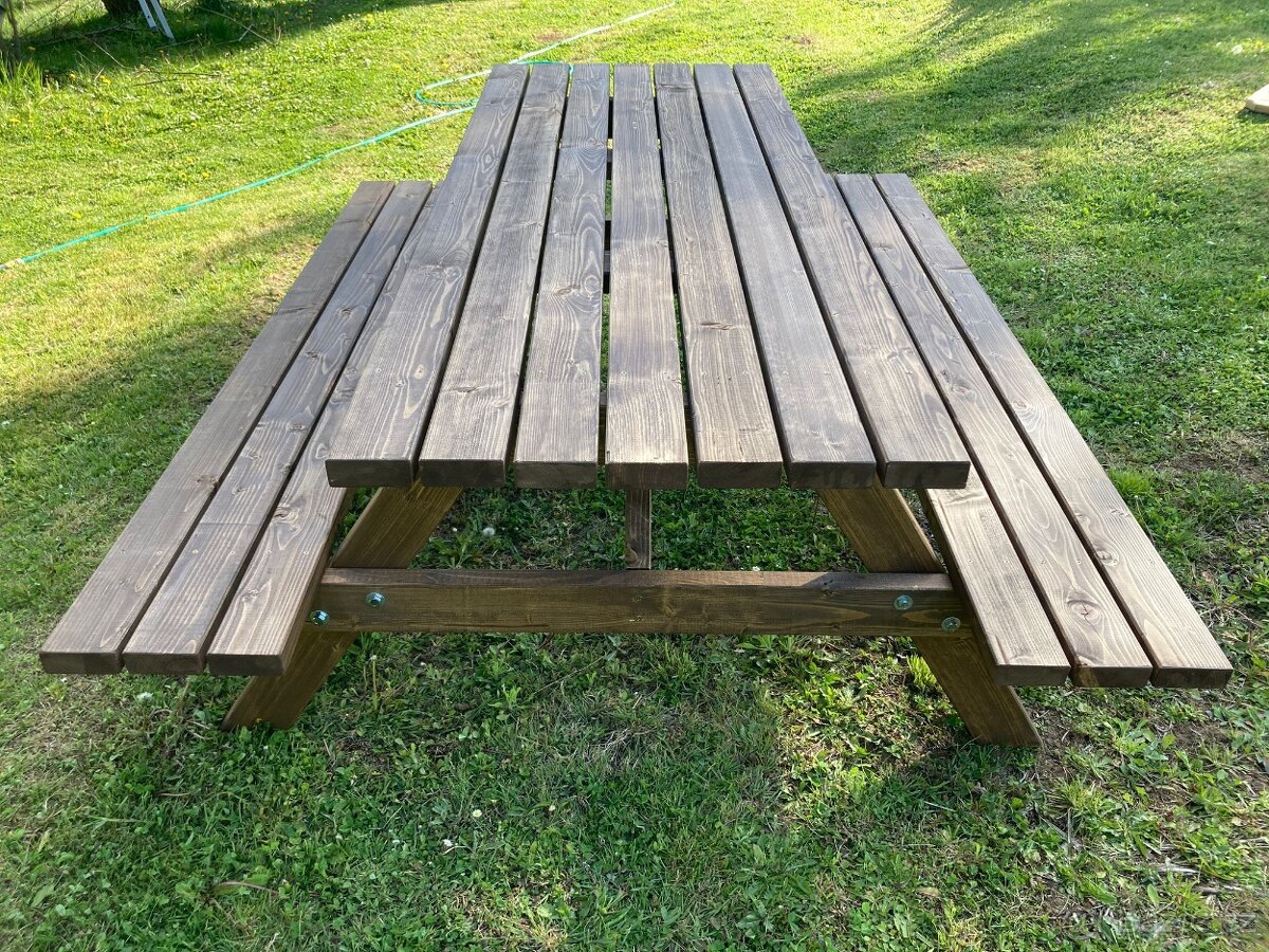Zahradní stůl s lavicemi - masiv