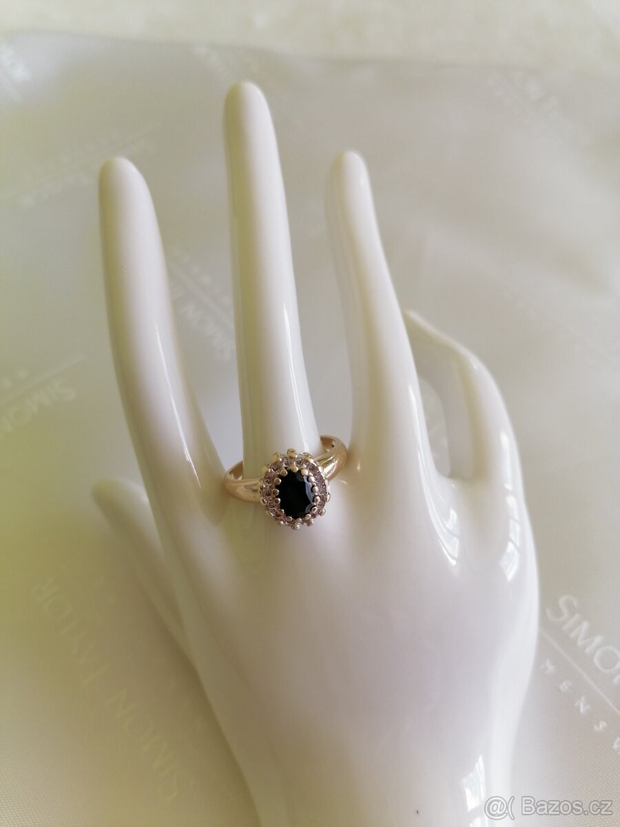 Zlatý luxusní prsten s diamanty a safírem