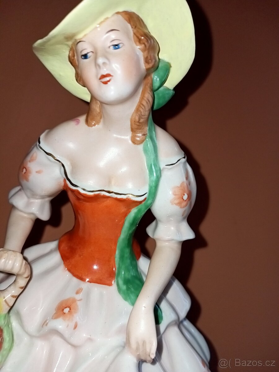 Dívka s košíkem květin. zn. ROYAL DUX 1925-38 v. 28 cm top s
